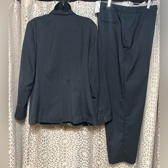 Vintage Avenue Woman’s Pinstripe Blazer and Pants Set size 16 - Picture 3 of 11